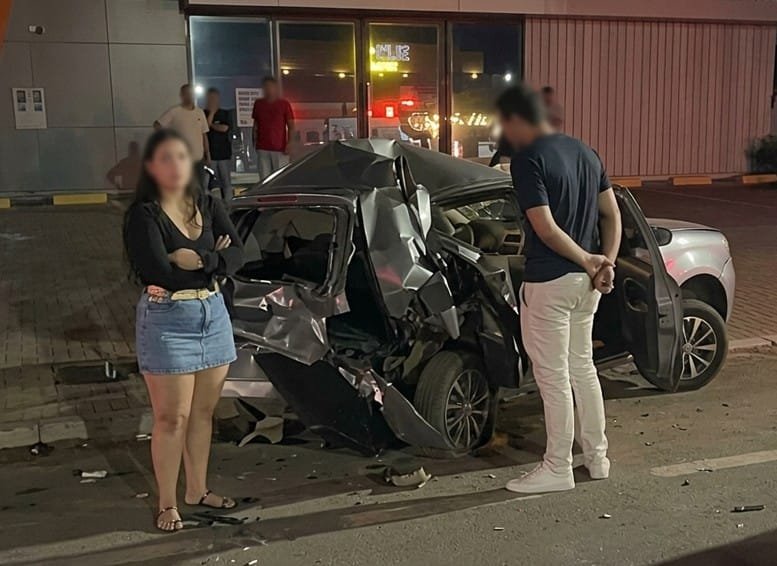 Criança morre e mãe fica ferida após carro ser atingido por suv de luxo; motorista é preso; vídeos