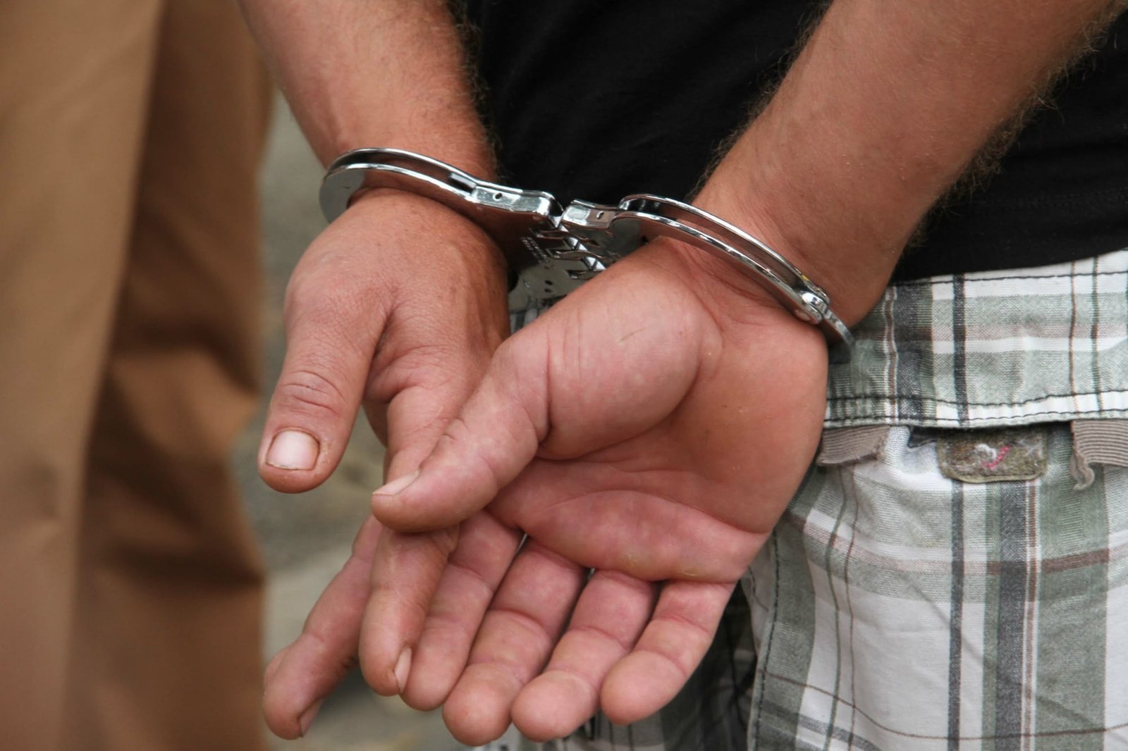 Homem invade residência de madrugada e é preso no quarto de adolescente de 12 anos