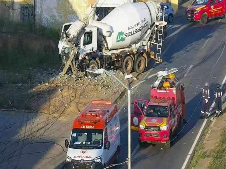 Motorista fica preso em caminhão após derrubar poste em Várzea Grande; avenida é interditada