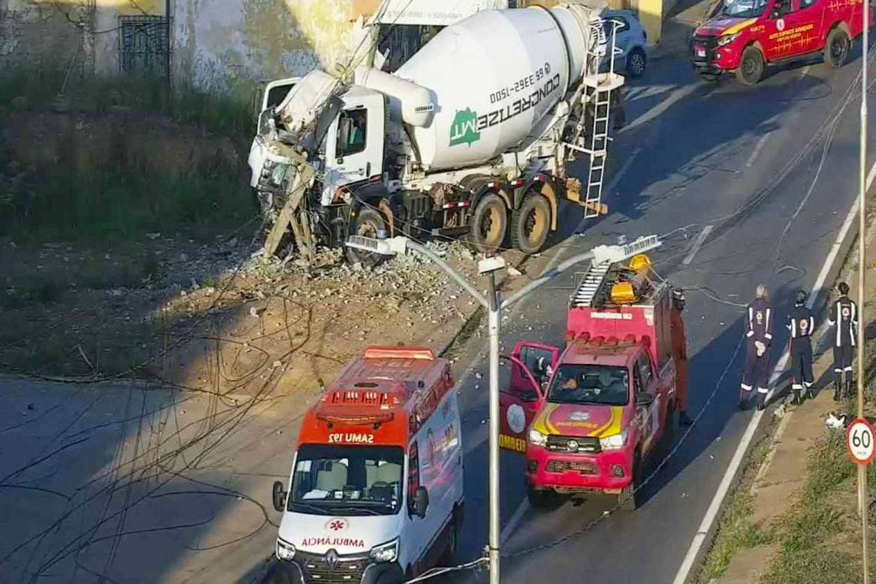 Motorista fica preso em caminhão após derrubar poste em VG; avenida é interditada