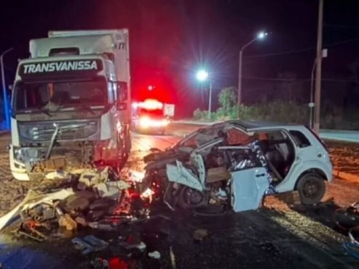 Jovem de 23 anos morre em colisão frontal entre carro e carreta em rodovia de MT