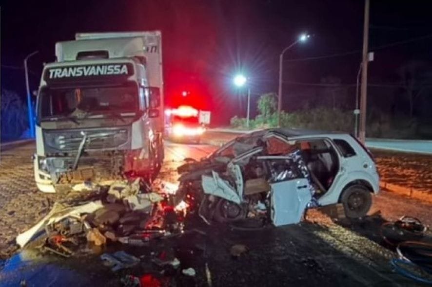 Jovem de 23 anos morre em colisão frontal entre carro e carreta em rodovia de MT