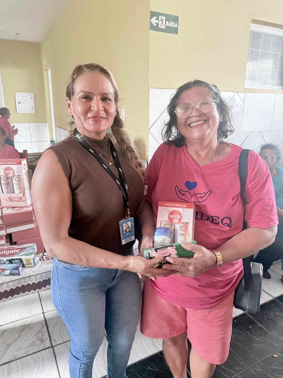 Comper entrega kits de higiene a instituição que acolhe mulheres em recuperação