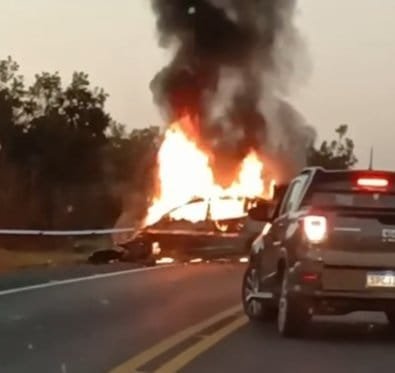 Batida entre dois veículos termina com carro em chamas e quatro pessoas mortas na MT-010; vídeos