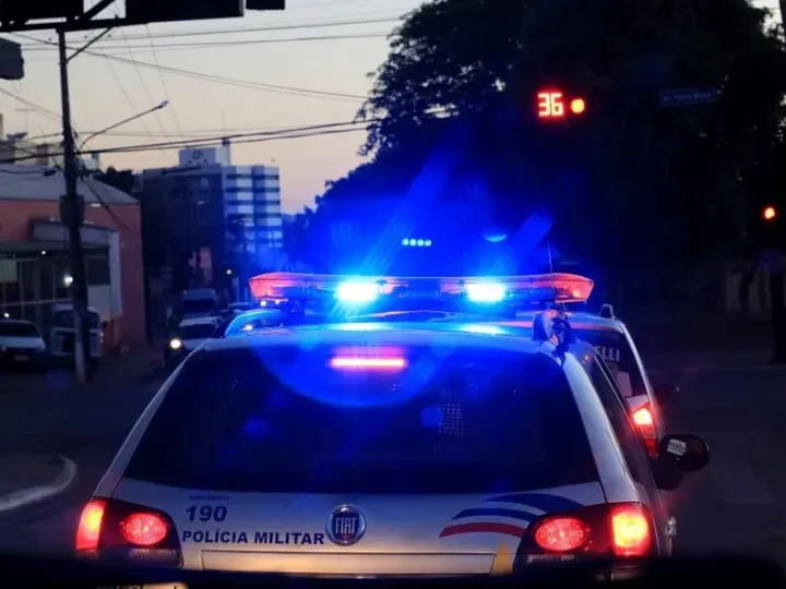 Bandidos sequestram motorista, invadem casa e fazem família refém; jornalista é ameaçado