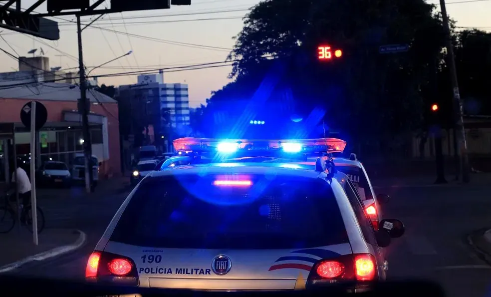 Bandidos sequestram motorista, invadem casa e fazem família refém; jornalista é ameaçado