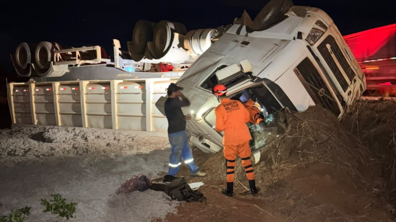 Motorista morre preso às ferragens após carreta tombar em rodovia estadual