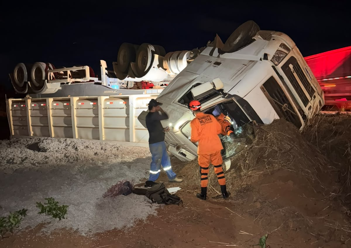 Motorista morre preso às ferragens após carreta tombar em rodovia estadual