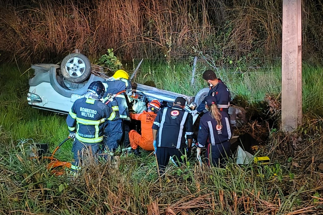 Motorista fica preso nas ferragens após capotar veículo na rodovia Cuiabá-Chapada