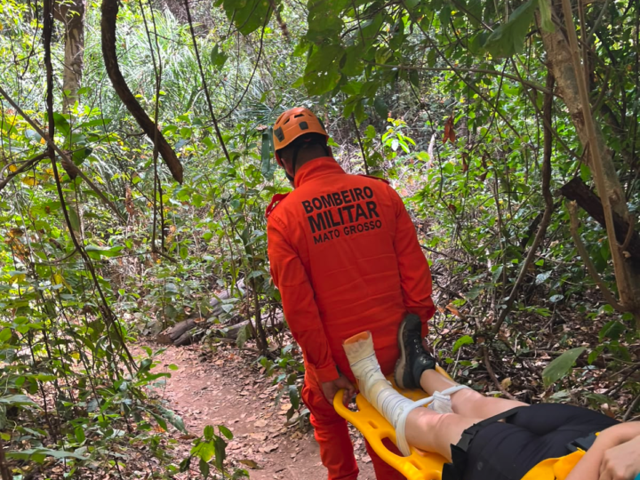 Corpo de Bombeiros resgata mulher ferida durante trilha em área de difícil acesso