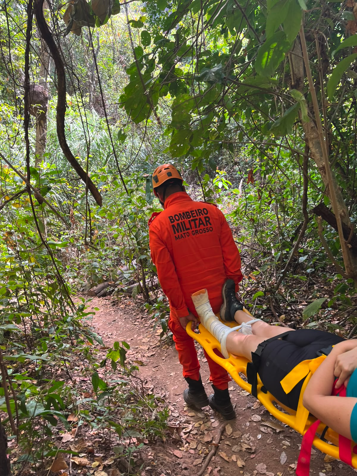 Corpo de Bombeiros resgata mulher ferida durante trilha em área de difícil acesso