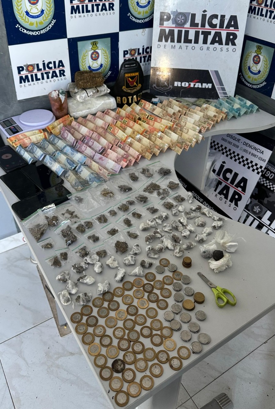 Rotam apreende 85 porções de drogas, apreende R$ 1,8 mil e prende quadrilha por tráfico