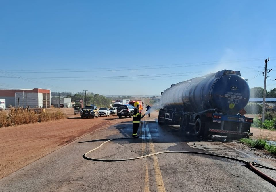 Carreta-tanque com combustível de aviação pega fogo na rodovia BR-163
