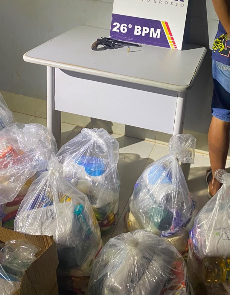 Faccionado é preso pela Polícia Militar com arma de fogo e 11 cestas básicas