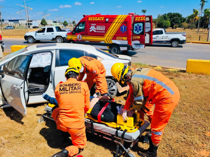 Homem fica ferido após perder controle de veículo e colidir com rotatória em Mato Grosso