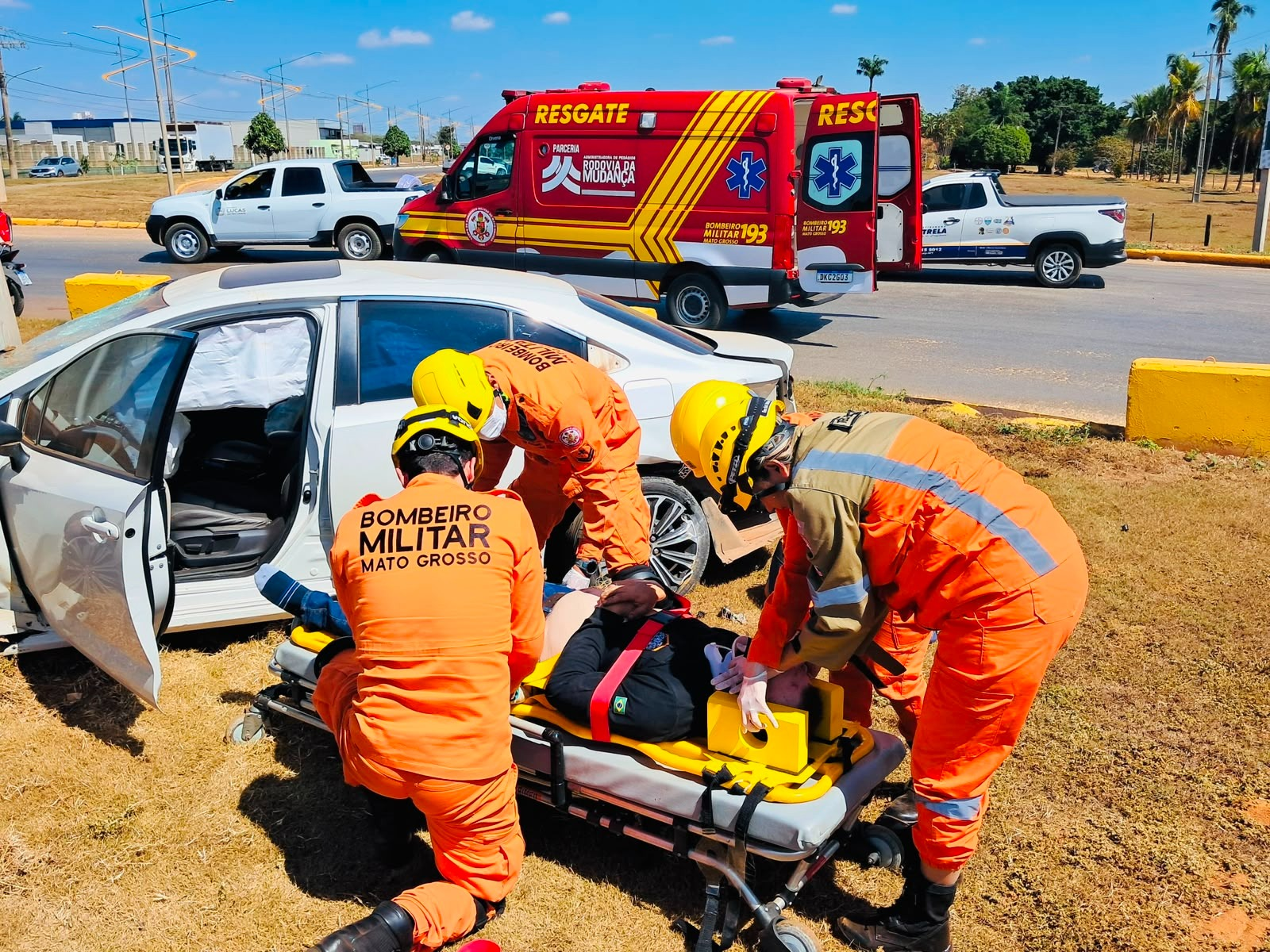 Homem fica ferido após perder controle de veículo e colidir com rotatória em Mato Grosso