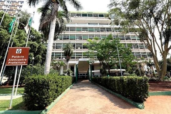 TCE e MP arquivam denúncia contra prefeito após acusações de uso irregular de servidores