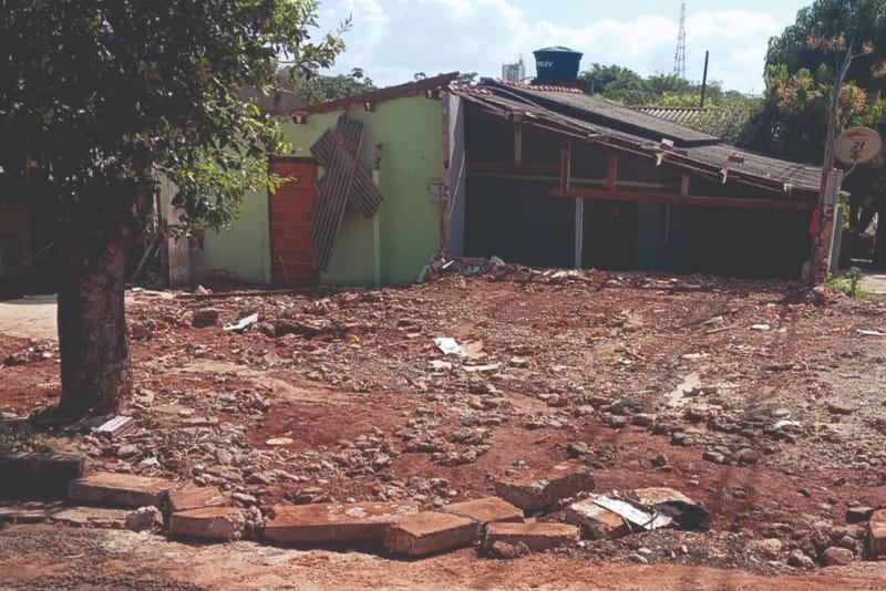 Família desabrigada após obra da prefeitura e forte chuva tenta ganhar moradia na Justiça
