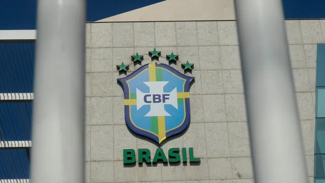 Torcedores protestam em frente à CBF após eliminação do Brasil na Copa