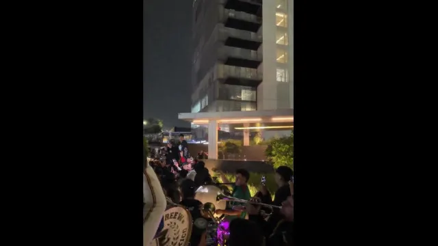 Mexicanos fazem foguetório no hotel da Inglaterra; veja