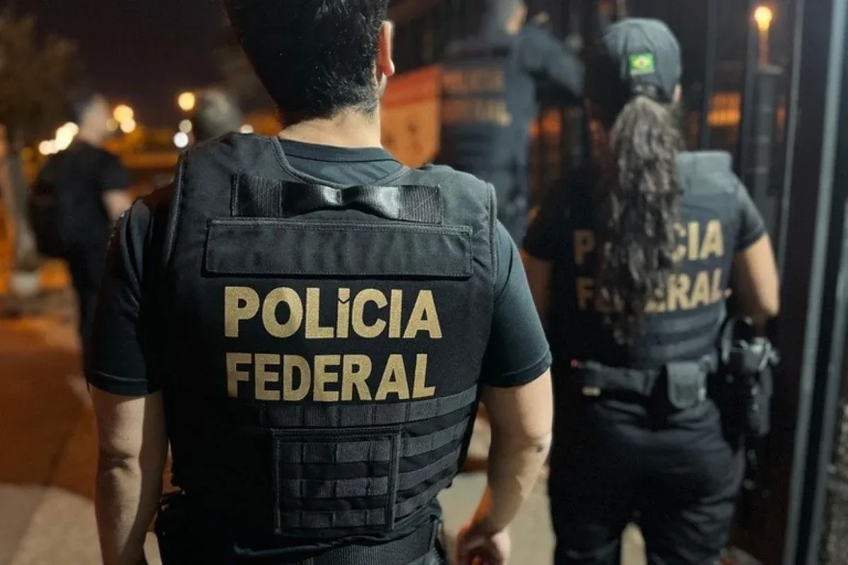 Polícia Federal mira traficantes que transportam drogas em aviões e cumpre mandados em MT