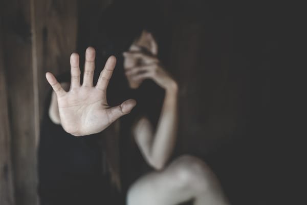 Rapaz agride e ameaça mulher após passeio, mente para a polícia e é preso em Cuiabá