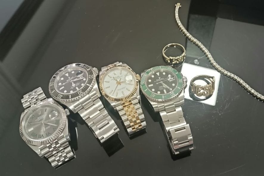 Alvo de operação, suplente de deputado tem Rolex, joias e arma apreendidos pela Polícia Civil