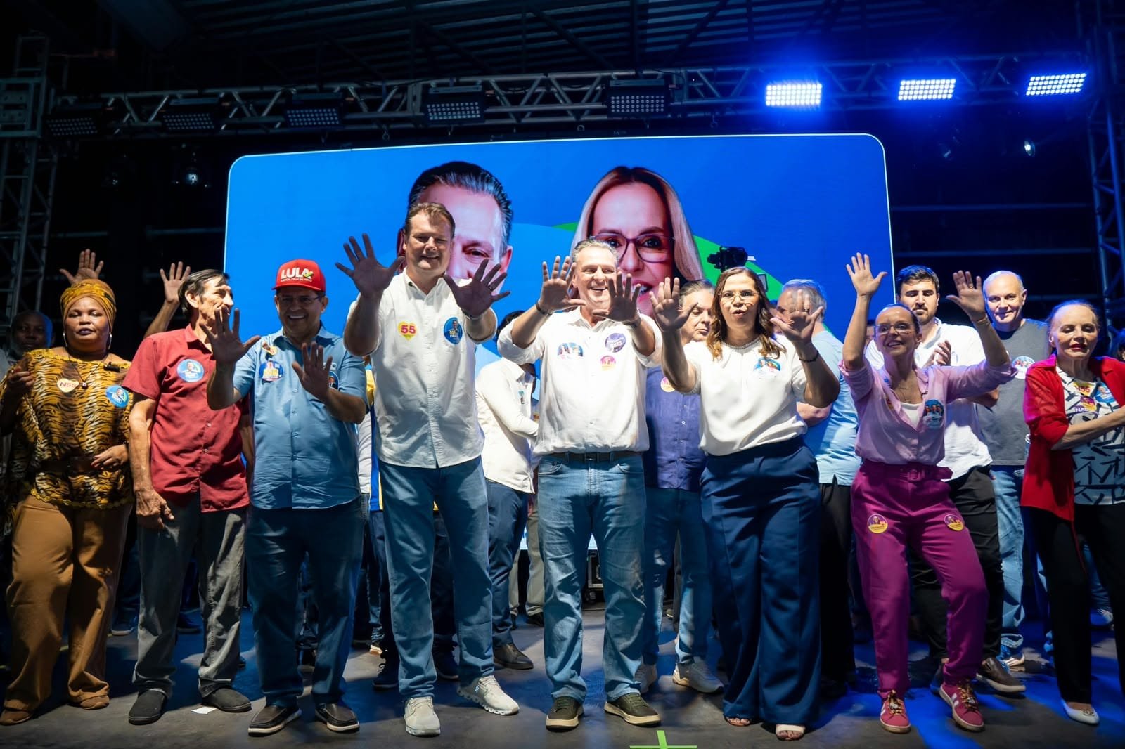 Com apoio de 15 vereadores, Carlos Fávaro reúne 3 mil pessoas em Várzea Grande
