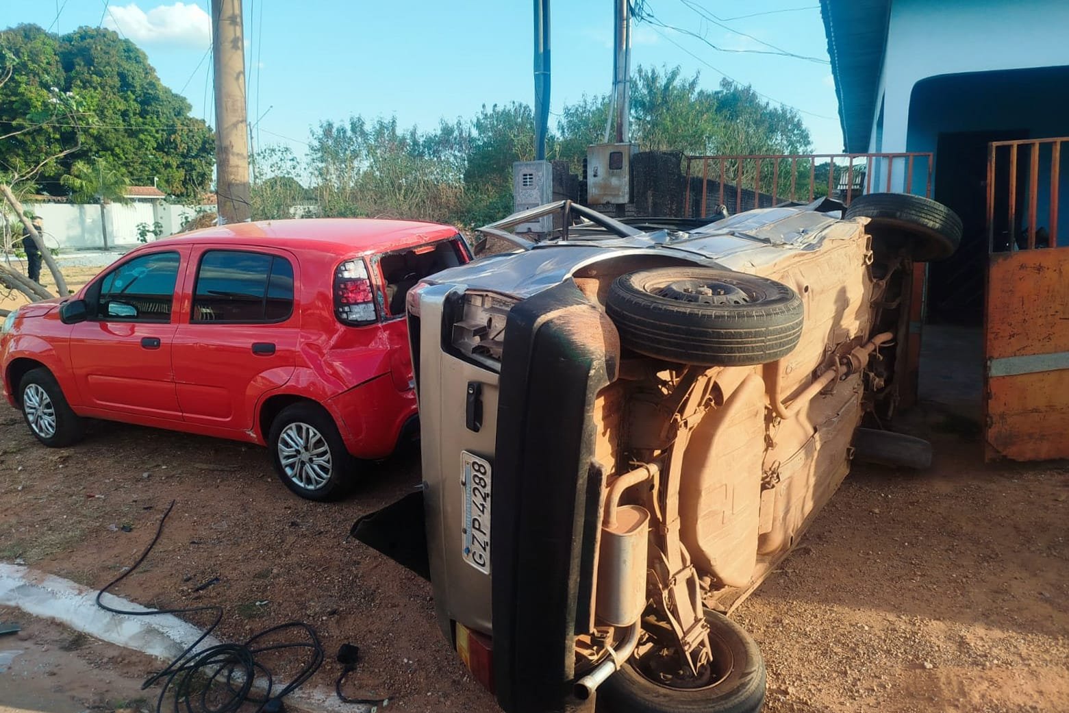 Motociclista fica ferido em acidente envolvendo dois carros; motorista foge