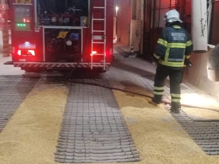 Incêndio atinge estrutura de armazenamento de grãos às margens da BR-163 em MT