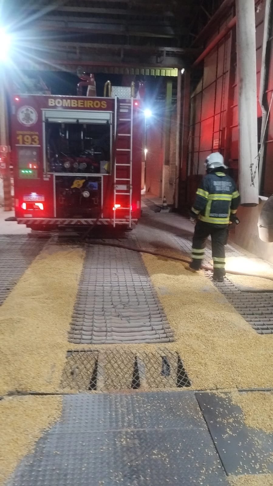 Incêndio atinge estrutura de armazenamento de grãos às margens da BR-163 em MT