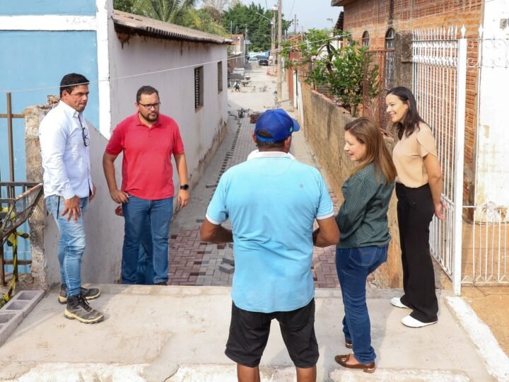 Prefeita Flávia Moretti vistoria obra do Beco do Alameda, em Várzea Grande