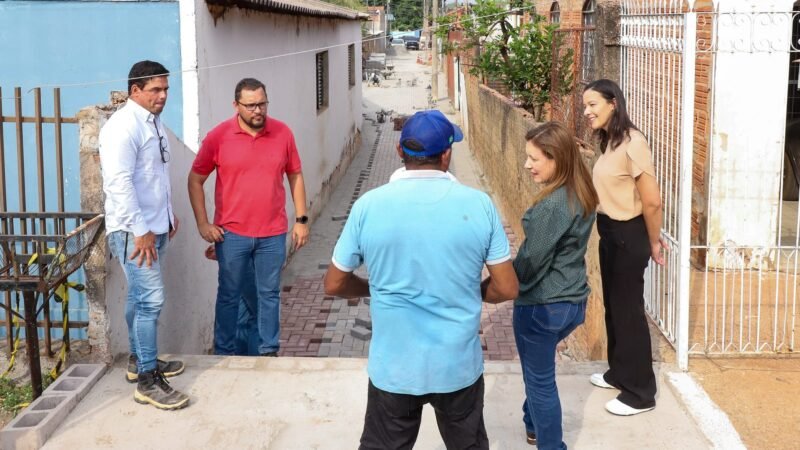 Prefeita Flávia Moretti vistoria obra do Beco do Alameda, em Várzea Grande