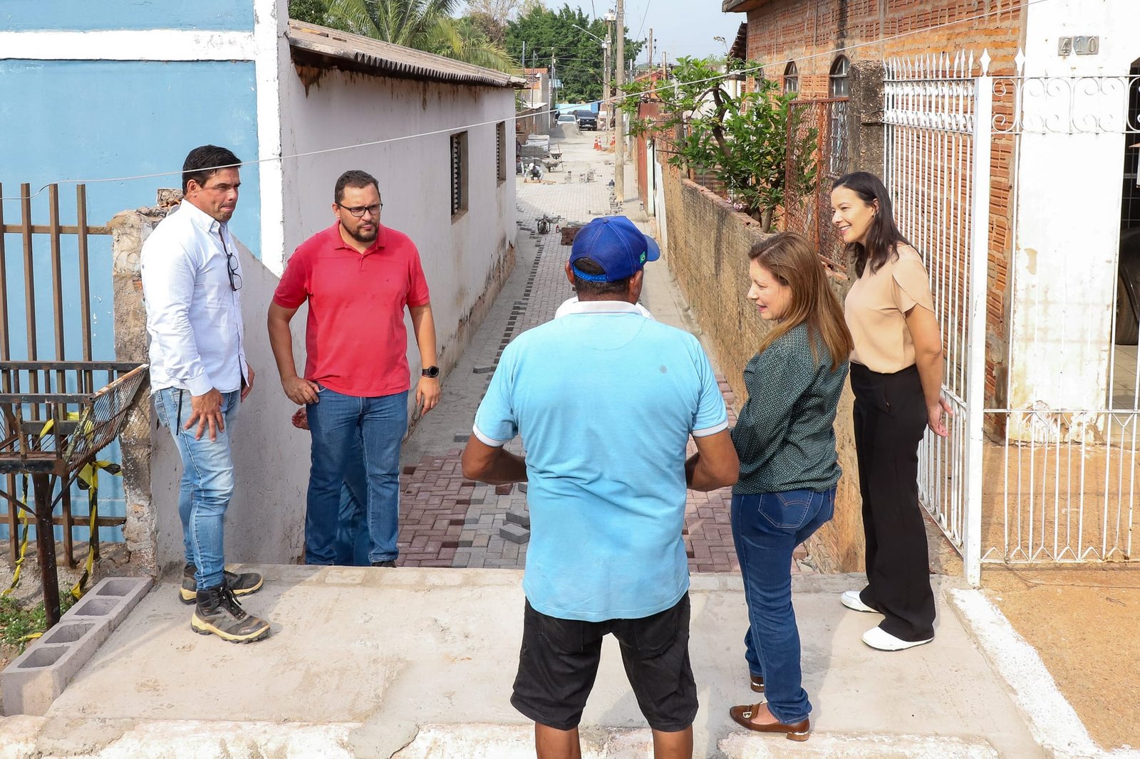 Prefeita Flávia Moretti vistoria obra do Beco do Alameda, em Várzea Grande