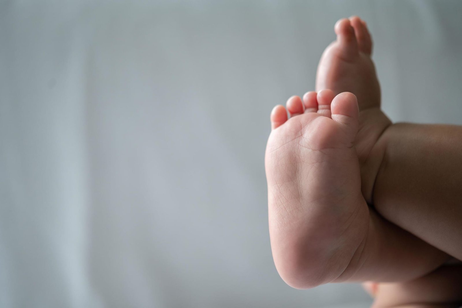 Bebê de 11 meses é internado com traumatismo após ser agredido, e padrasto é preso