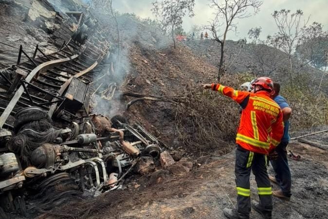 Identificado motorista que morreu carbonizado após carreta cair em ribanceira