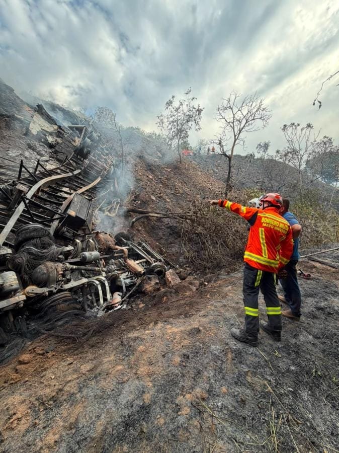 Identificado motorista que morreu carbonizado após carreta cair em ribanceira