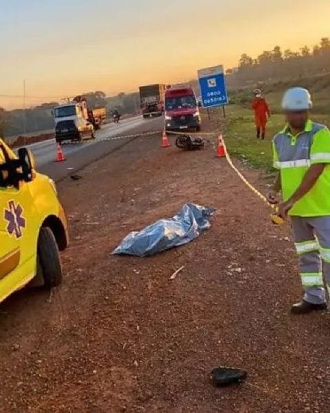 Motociclista morre e filho fica ferido em acidente entre moto e caminhonete em MT