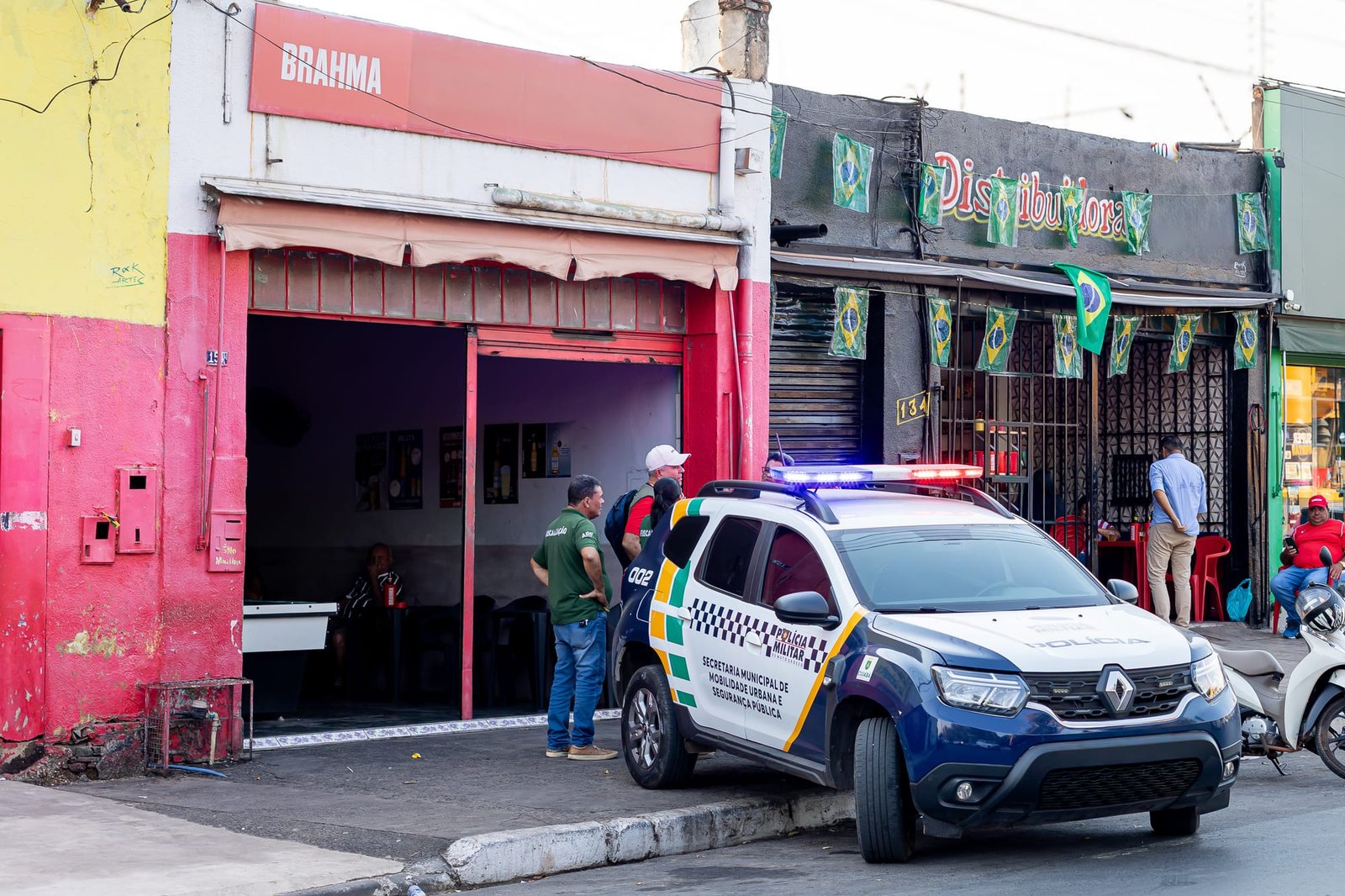 Bares em Cuiabá denunciados por explorar prostituição são alvos de operação conjunta