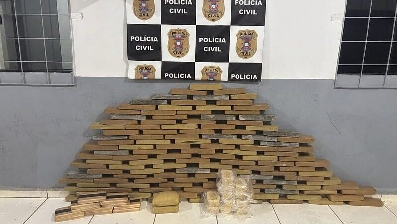 Polícia Civil apreende 148 tabletes de drogas transportados em veículo