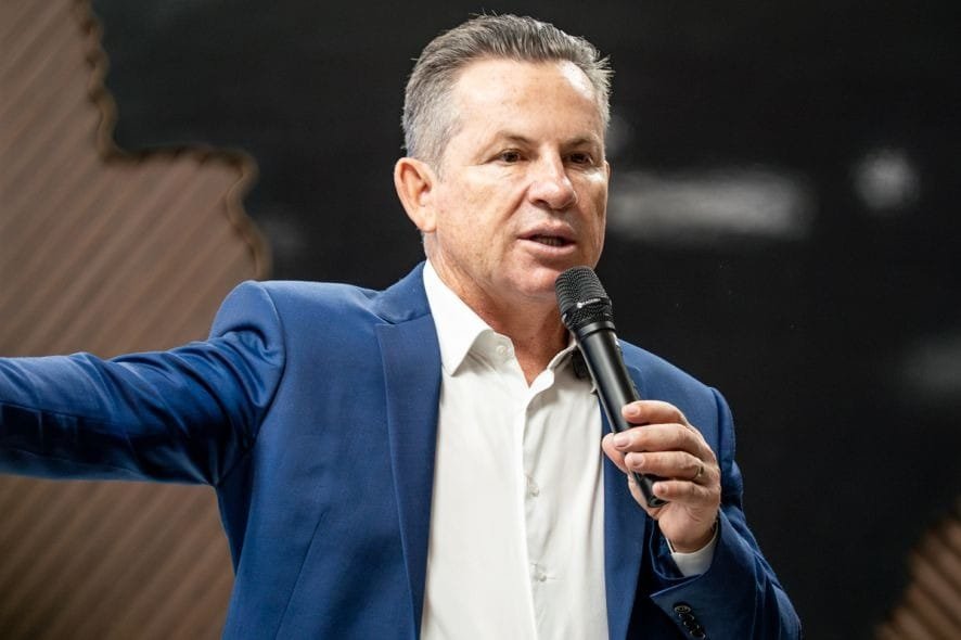 Mauro Mendes questiona Fávaro por R$ 29 milhões para patrolar estradas em Jangada