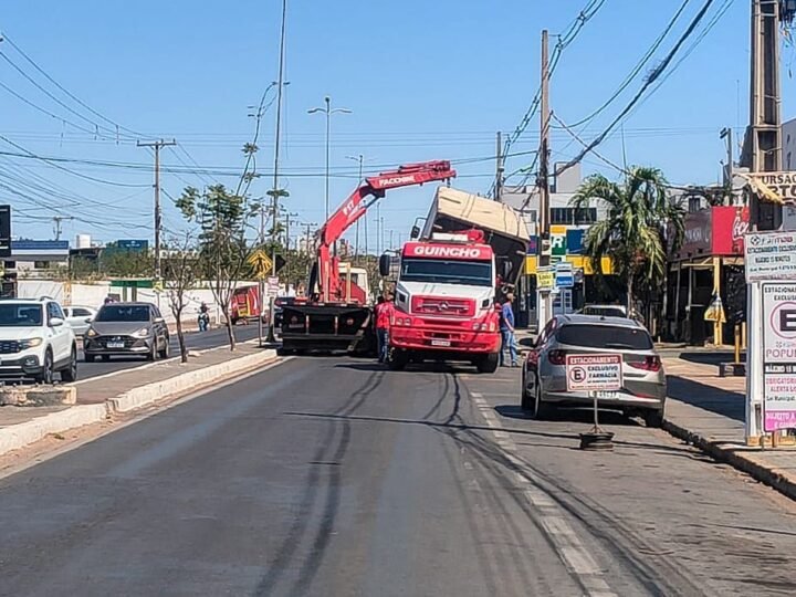 Caminhão-guincho derruba cabos energizados e pista é interditada em Várzea Grande