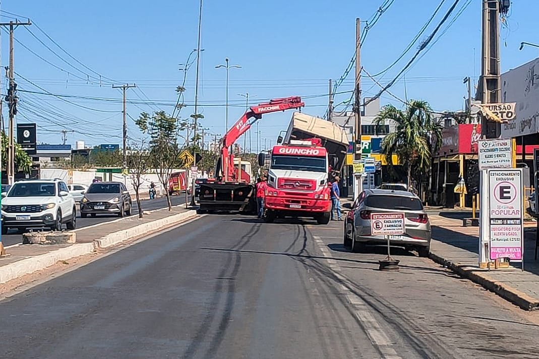 Caminhão-guincho derruba cabos energizados e pista é interditada em Várzea Grande