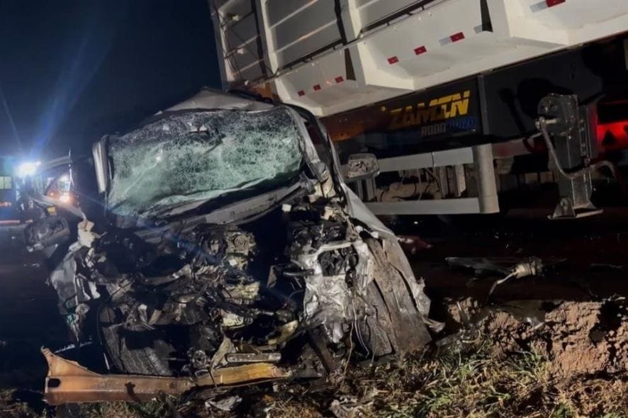 Homem morre em colisão frontal entre carro e carreta em rodovia  de Várzea Grande