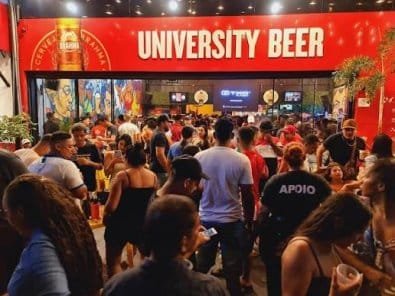 Homem encara mulher casada, é questionado pelo marido e provoca tiroteio em bar