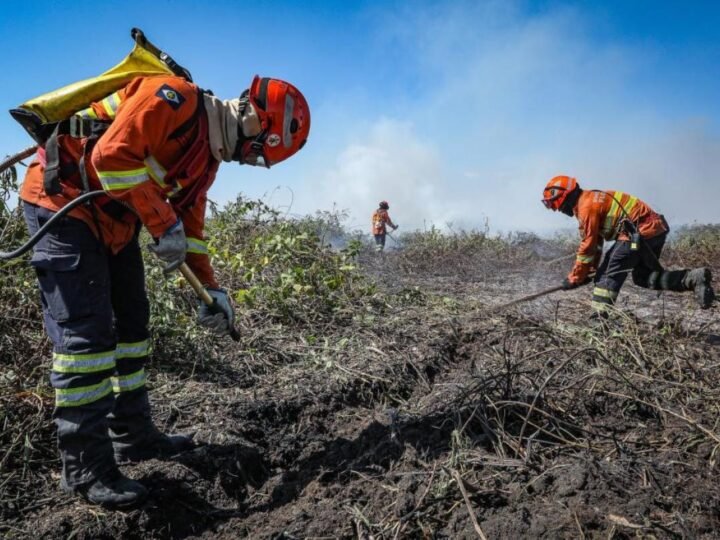 Corpo de Bombeiros extingue um incêndio e combate outros seis municípios de MT