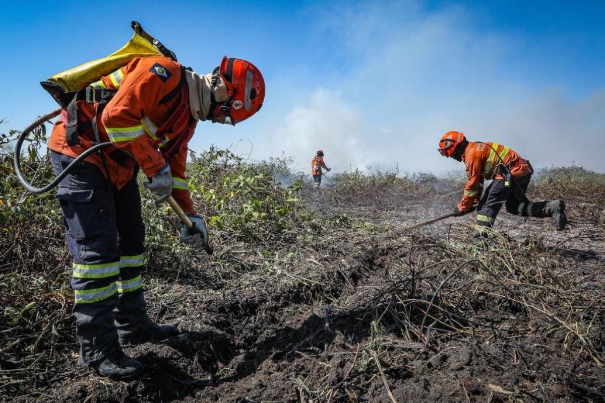 Corpo de Bombeiros extingue um incêndio e combate outros seis municípios de MT