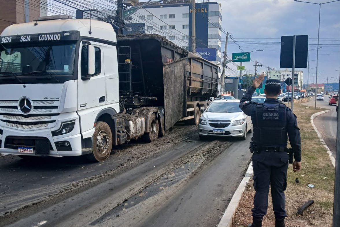 Caminhão derrama detritos de frigorífico e deixa trânsito em meia pista em avenida de VG