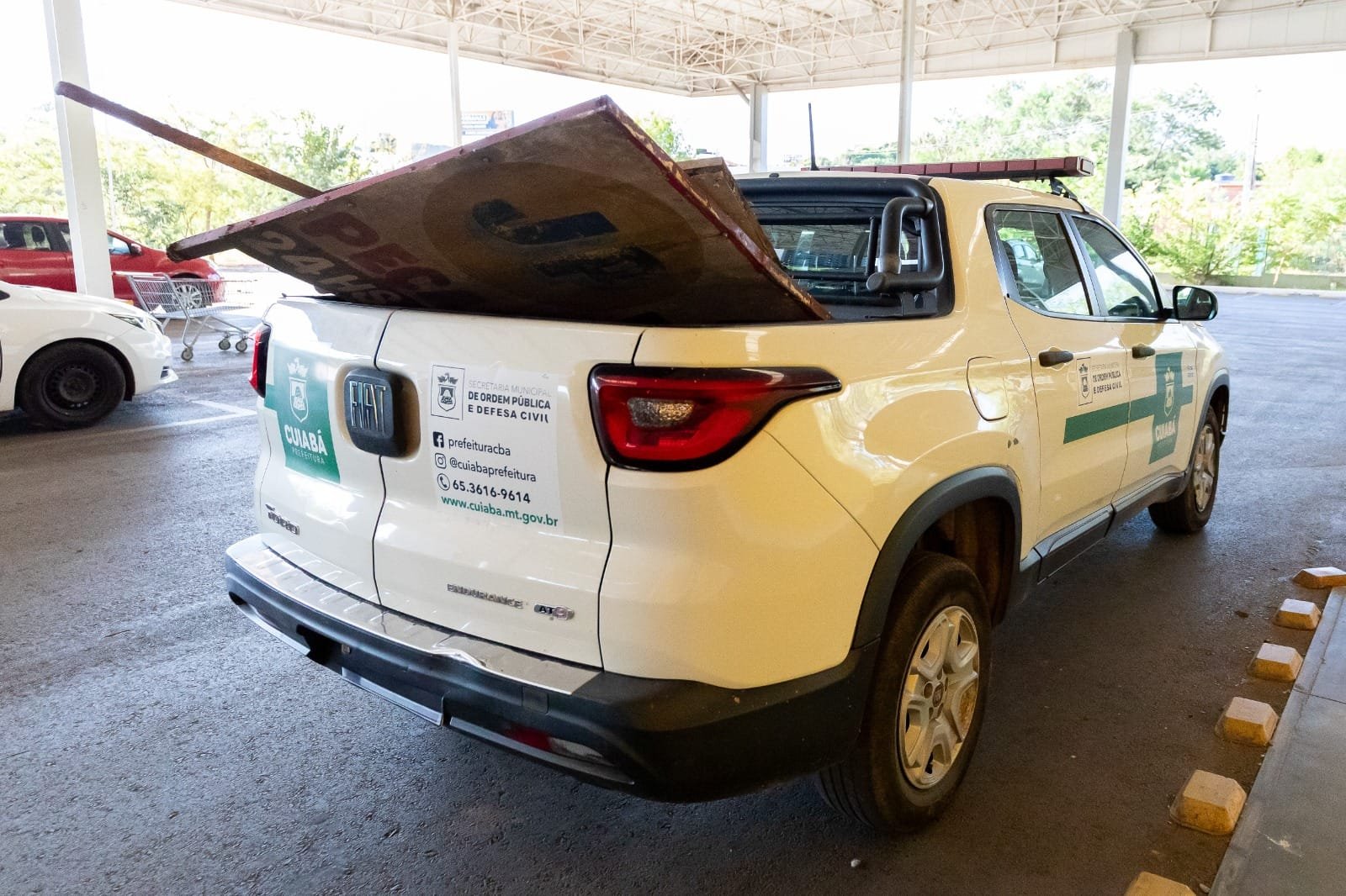 Cuiabá remove publicidade irregular nos Florais e amplia Operação Cidade Limpa