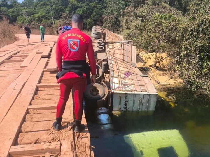 Bombeiros resgatam corpo de motorista após caminhão cair no Rio Mira-sol em MT